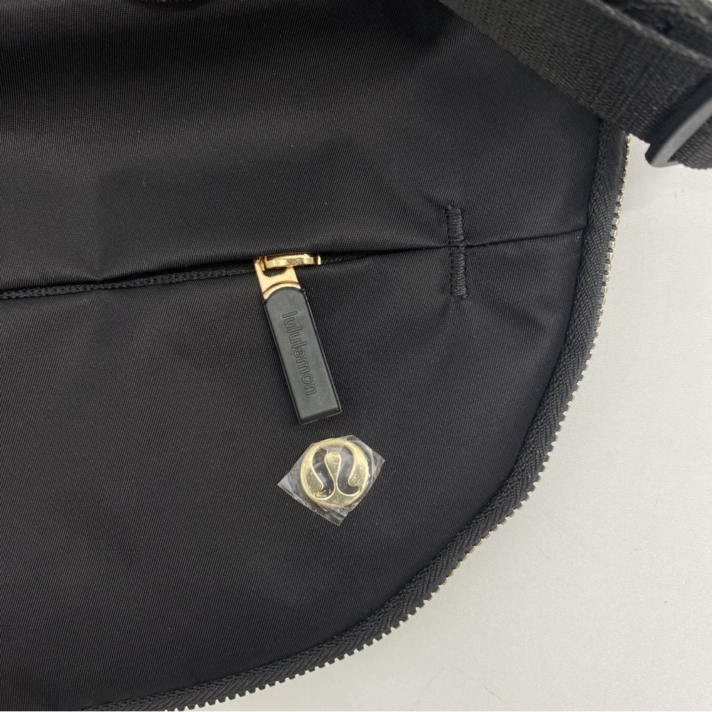 🧚‍♀️Lululemon Festival Bag 5L • Black/Gold • New - Picture 5 of 9